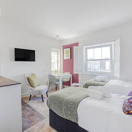 Stylish Eco Aparthotel In Фолькустоун Экстерьер фото